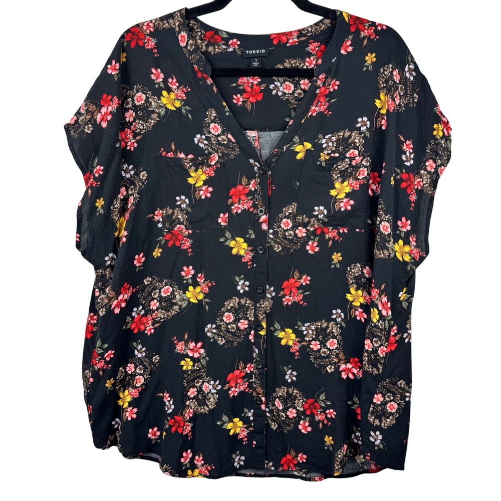 Torrid Floral Blouse Womens 1X‎ Black Red Button Front V-Neck Rayon Edgy Goth